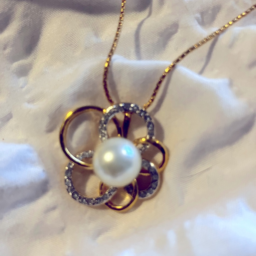Flower shaped necklace in gold, pearl and Swarovski crystals